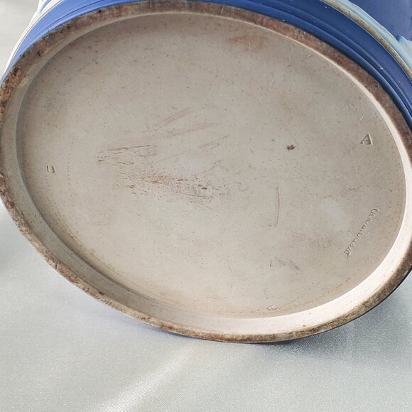 Antique Wedgwood Biscuit or Ice Barrel - Blue & White Jasperware - Picture 8 of 9